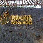 Menikmati Secangkir Kopi di dalam area Tengah Hutan Pinus Bogor
